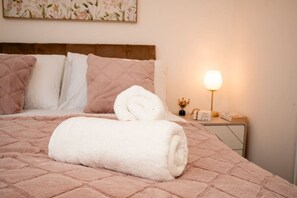 3 bedrooms, iron/ironing board, free WiFi, bed sheets - Willoughby Cottage - Rustic Retreat in Crieff (Muthill)