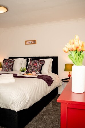3 bedrooms, iron/ironing board, free WiFi, bed sheets - Willoughby Cottage - Rustic Retreat in Crieff (Muthill)