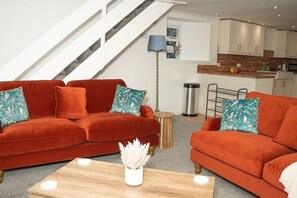 TV - Willoughby Cottage - Rustic Retreat in Crieff (Muthill)
