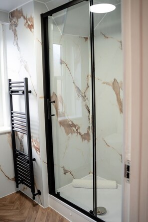 Hair dryer, towels - Willoughby Cottage - Rustic Retreat in Crieff (Muthill)