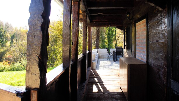 Una terraza de madera con vistas a un bosque.