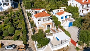 A residential area with houses, a staircase, and parked cars. - Villa Maria de Bonaire (Mallorca)