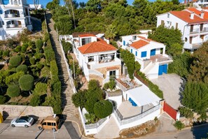 A residential area with houses, a staircase, and parked cars. - Villa Maria de Bonaire (Mallorca)