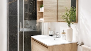 Dusche, Haartrockner, Bidet, Handtücher