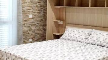 Tabla de planchar con plancha, wifi gratis y ropa de cama