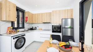 Coffee/tea maker, fridge, microwave, oven