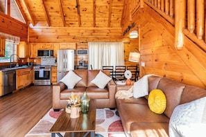 Smart TV, fireplace, video games - Luxury Cabin w/ Panoramic Views • Hot Tub • Game Room • Near Dollywood (Sevierville)