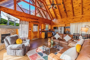 Smart TV, fireplace, video games - Luxury Cabin w/ Panoramic Views • Hot Tub • Game Room • Near Dollywood (Sevierville)