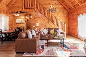 Smart TV, fireplace, video games - Luxury Cabin w/ Panoramic Views • Hot Tub • Game Room • Near Dollywood (Sevierville)