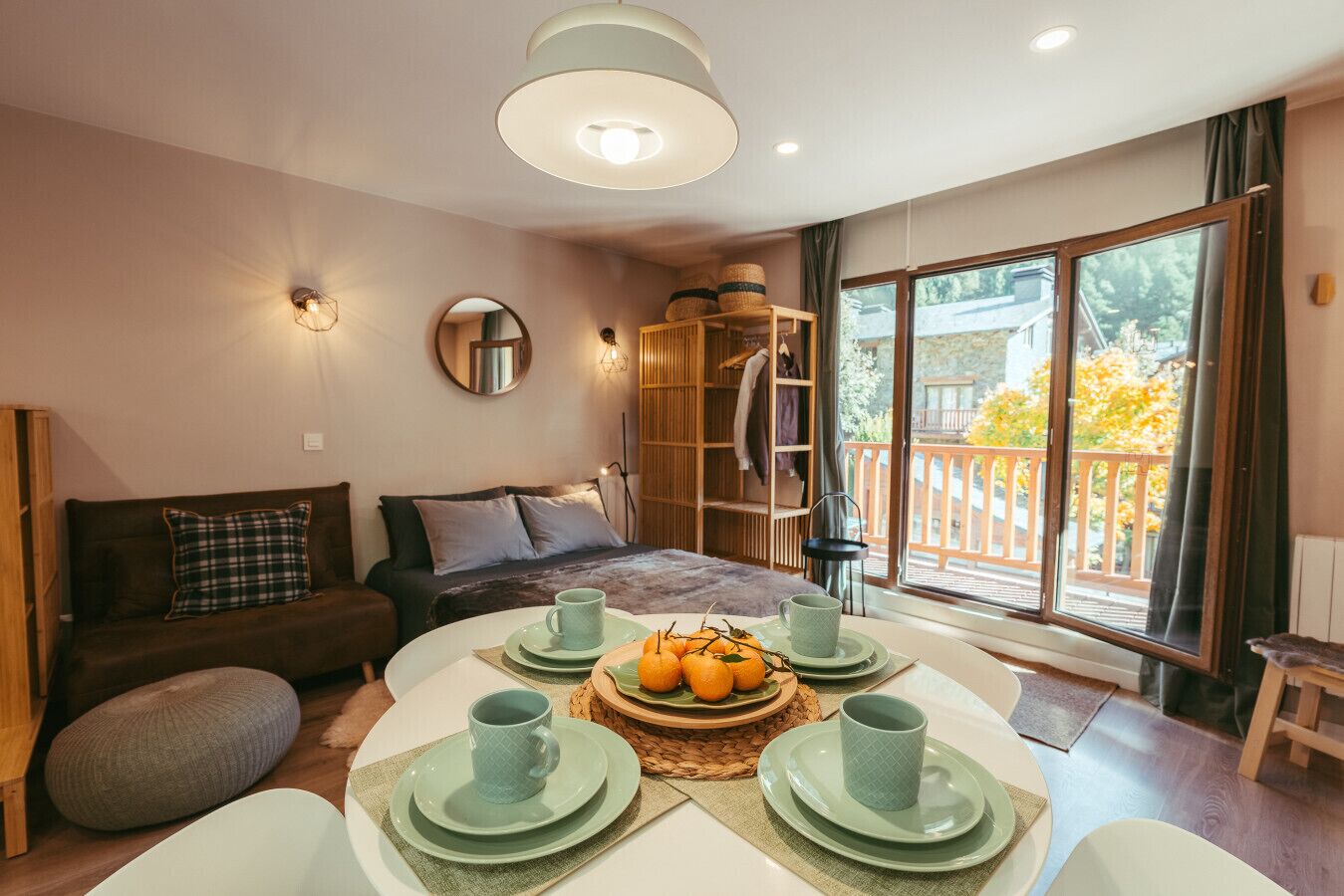 Iron/ironing board, travel crib, WiFi, bed sheets