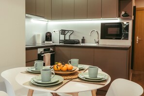 Wasserkocher mit Kaffee-/Teezubehör, Kühlschrank, Mikrowelle, Ofen