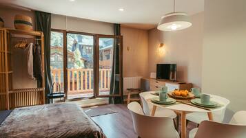 Een strijkplank/strijkijzer, reisbedje, wifi, beddengoed