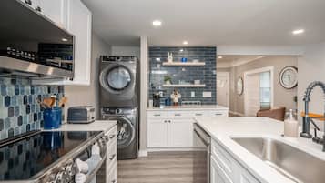 單棟房屋, 多張床, 露台, 花園景 (The Gathering House) | 私人廚房