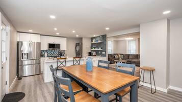 Casa, várias camas, varanda, vista para o jardim (The Gathering House) | Opções para refeição