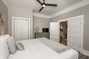 ハウス ベッド (複数台) パティオ ガーデンビュー (The Gathering House) | 3 室のベッドルーム、客室ごとに異なる装飾、客室ごとに異なるインテリア、デスク