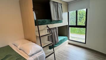 Quadruple Room | Desk, laptop workspace, free WiFi