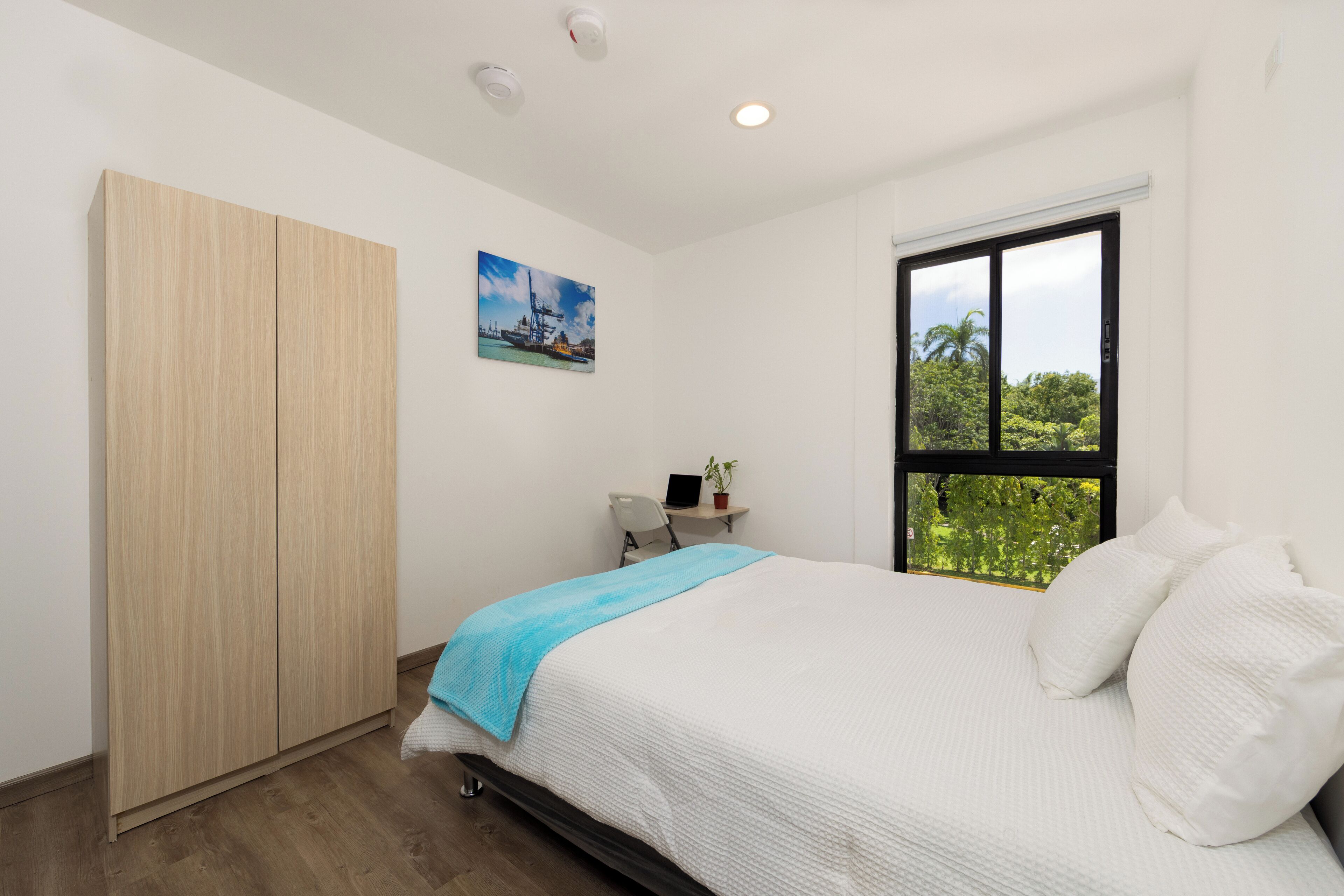 Escritorio, espacio para trabajar con laptop y wifi gratis 