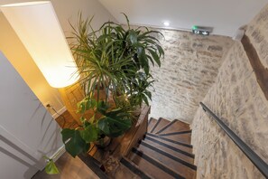 خزنة داخل الغرفة وتجهيزات عازلة للصوت وواي فاي مجانًا