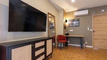 Doppelzimmer, Blick auf den Innenhof | Zimmersafe, schallisolierte Zimmer, kostenloses WLAN