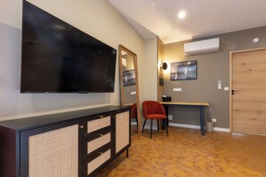 خزنة داخل الغرفة وتجهيزات عازلة للصوت وواي فاي مجانًا