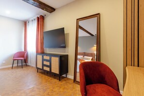 خزنة داخل الغرفة وتجهيزات عازلة للصوت وواي فاي مجانًا