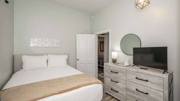 House, Multiple Beds, Patio, Garden View (The Washington Cottage) | 3 bedrooms, individually decorated, individually furnished, bed sheets