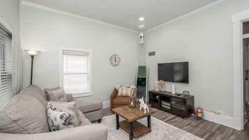 House, Multiple Beds, Patio, Garden View (The Washington Cottage) | Living area