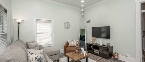 House, Multiple Beds, Patio, Garden View (The Washington Cottage) | Living area
