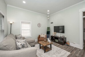 House, Multiple Beds, Patio, Garden View (The Washington Cottage) | Living area