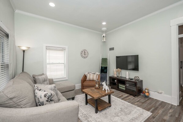 House, Multiple Beds, Patio, Garden View (The Washington Cottage) | Living area