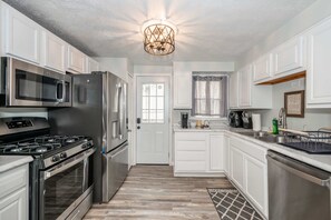 Casa, varias camas, patio, vistas al jardín (The Washington Cottage) | Cocina privada