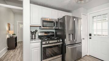 Casa, varias camas, patio, vista al jardín (The Washington Cottage) | Cocina privada