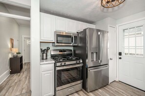 House, Multiple Beds, Patio, Garden View (The Washington Cottage) | Private kitchen