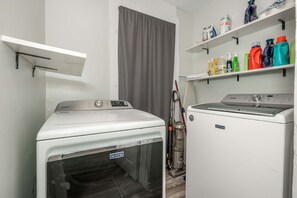 House, Multiple Beds, Patio, Garden View (The Washington Cottage) | Interior