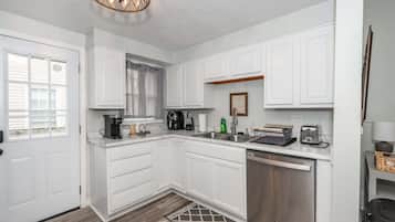 House, Multiple Beds, Patio, Garden View (The Washington Cottage) | Private kitchen