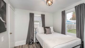 House, Multiple Beds, Patio, Garden View (The Washington Cottage) | 3 bedrooms, individually decorated, individually furnished, bed sheets