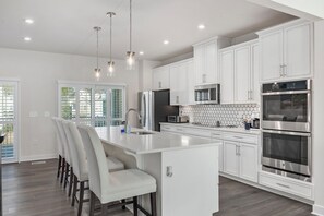 Fridge, microwave, oven, stovetop - Golfer's Paradise - 5-bedroom luxe townhome with golf simulator & pool (North Myrtle Beach)