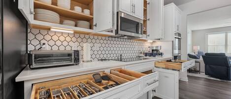 Kjøleskap, mikrobølgeovn, ovn og kokeplater