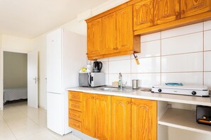 Mikrowelle, Herdplatte, Wasserkocher mit Kaffee-/Teezubehör, Toaster