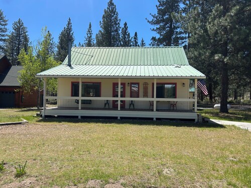 1950's themed cute and cozy cabin in Old Station.