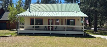 1950's themed cute and cozy cabin in Old Station.