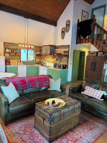 1950's themed cute and cozy cabin in Old Station.