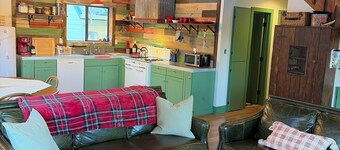 1950's themed cute and cozy cabin in Old Station.