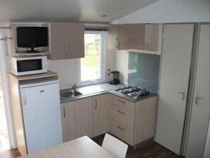 Kühlschrank, Mikrowelle, Herdplatte, Wasserkocher mit Kaffee-/Teezubehör