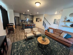 TV - Phenomenal 3-bedroom townhome close to mountains in peaceful American Fork (Highland)