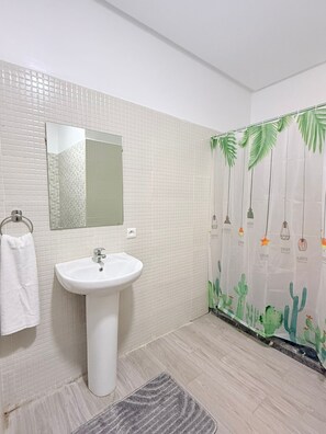Hair dryer, towels, soap, toilet paper - Charming 2-bedroom apartment with AC in vibrant Marrakesh (Marrakesh)