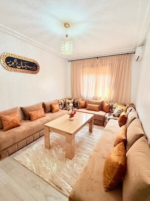 TV - Charming 2-bedroom apartment with AC in vibrant Marrakesh (Marrakesh)