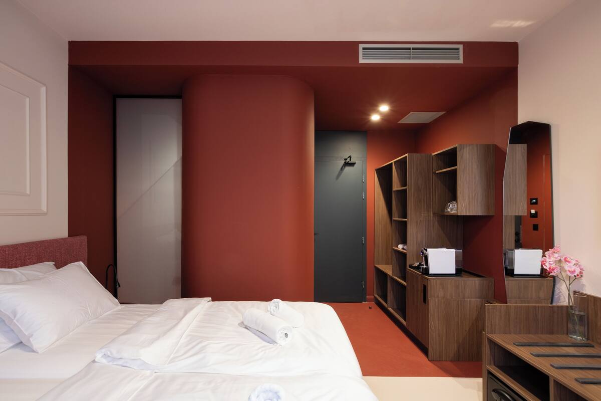 Habitación estándar con 1 cama matrimonial o 2 individuales, vista a la ciudad | Caja de seguridad en la habitación y wifi gratis