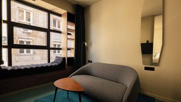 Deluxe Suite, City View | Living area