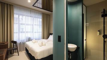 Habitación estándar con 1 cama matrimonial o 2 individuales, vista a la ciudad | Caja de seguridad en la habitación y wifi gratis